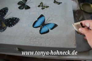 Kanten bearbeiten mit Schleifpapier im Shabby Style