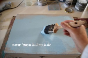 Ich trage die chalk paint im Farbton ICELAND mit einem Pinsel auf die gesamte äußerlich sichtbare Fläche der Weinkiste auf.