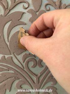 Der letzte Feinschliff: Das mit Autentico Terrapieno 3D Paste modellierte Schablonen-Motiv kann nach dem Trocknen einfach ein wenig geschliffen werden. So beseitigt man störende Unebenheiten einfach.