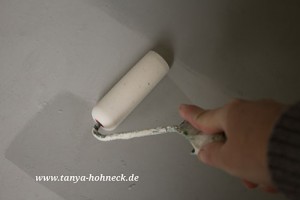 Kreidefarbe mit Rolle auftragen