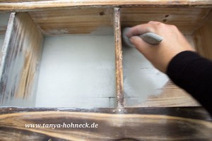 Regal-bemalen-mit-Kreidefarben und Pinsel