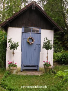 Altes Bienenhaus im Cottage Garten